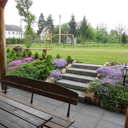 Pokoje Goscinne Viktorjan Raszowa Esterno foto