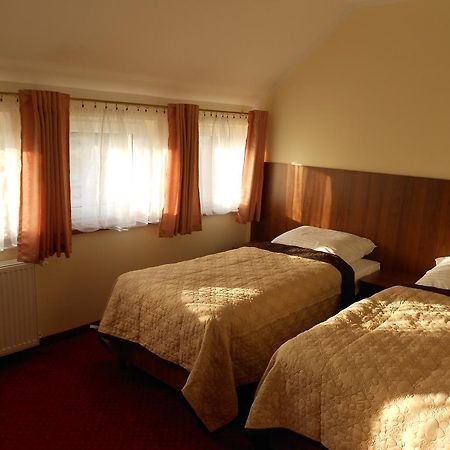 Pokoje Goscinne Viktorjan Raszowa Esterno foto
